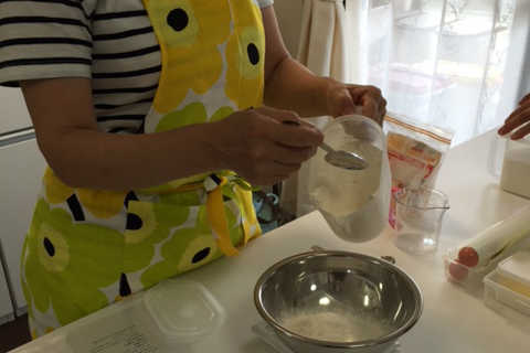 材料を計量する。