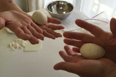 生地を丸める。